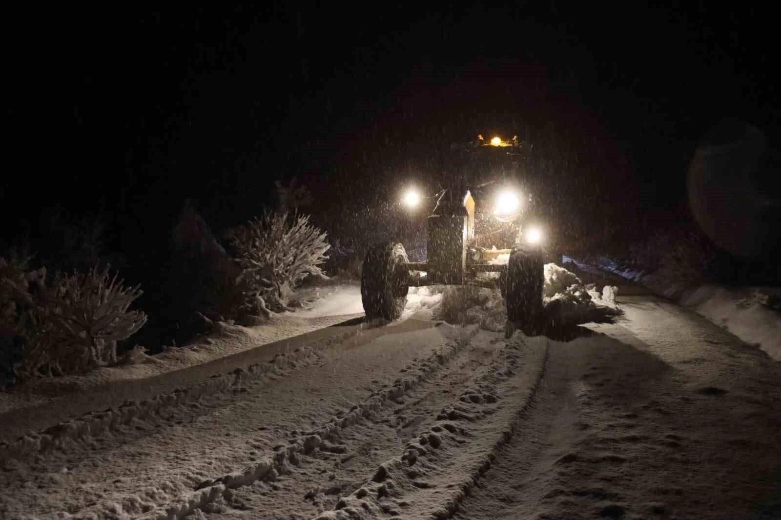 Elazığ’da Kar Yağışı Sonrası 45 Köy Yolu Ulaşıma Açıldı