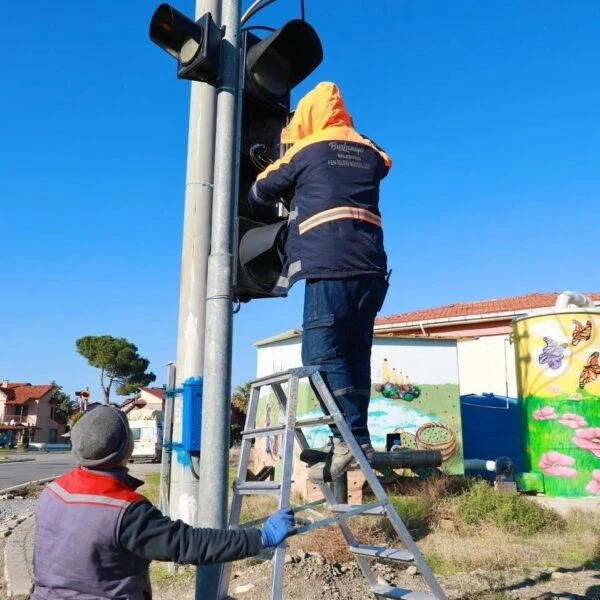 Enver Güreli Caddesi'nde Trafik Işığı ve Bordür Tamirleriyle Görsel İyileştirme-2