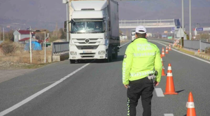 Erzincan'da Trafik Ekipleri Kış Lastiği Kontrolleri Yaptı: Ne Zaman, Kim, Nasıl ve Neden 1