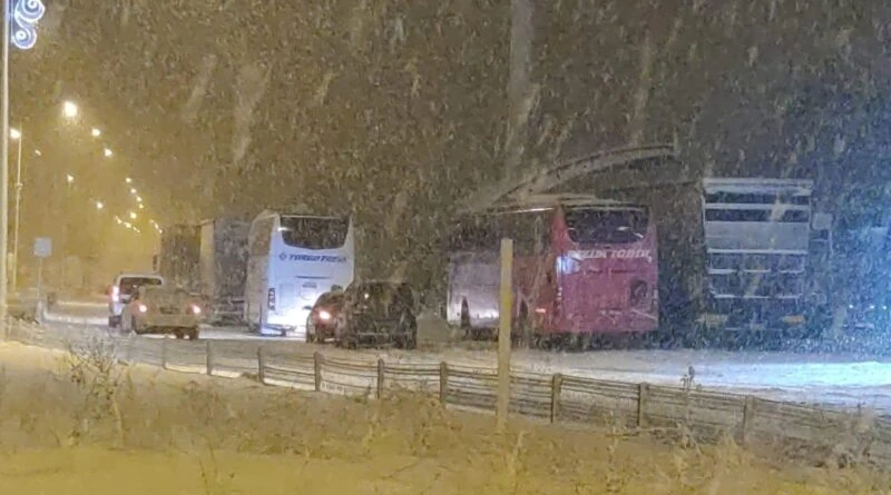 Erzurum Aşkale’de Kar Yağışı Trafikte Mahsur Kalma ve Kazalara Yol Açtı 1