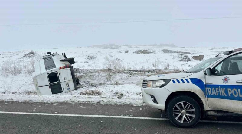 Erzurum Horasan'da Trafik Kazası: 06 AK 1313 Plakalı Araç Sağ Şarampole Yuvarlandı 1