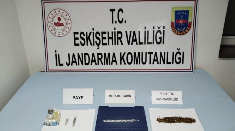 Eskişehir'de Jandarma, Sivrihisar'da 2 Şüpheliyi Uyuşturucu Satış Hakkında Alınan Bilgilere Dayanarak Yakaladı 2