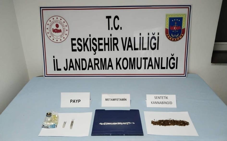 Eskişehir’de Jandarma, Sivrihisar’da 2 Şüpheliyi Uyuşturucu Satış Hakkında Alınan Bilgilere Dayanarak Yakaladı