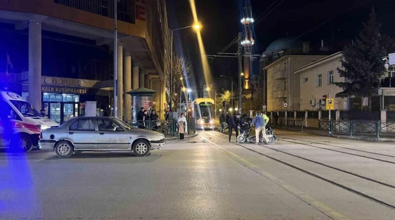 Eskişehir'de Otobilyle Bisikletin Çarpışması Sonucu Tramvay Seferleri Aksadı 1