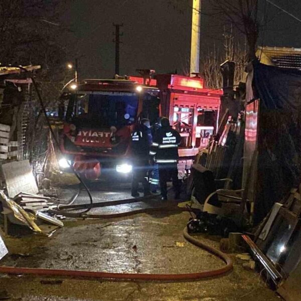 Eskişehir Yangın Olayında Yaşlı Adam ve Eşi Ambulansta Tedavi Edildi-3