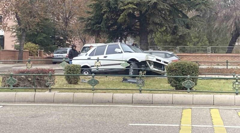 Eskişehir’de Fiat Tofaş Otomobil Büyükdere Mahallesi'nde 12.00 Sularında Bariyere Çarparak Refüje Çıkar 1