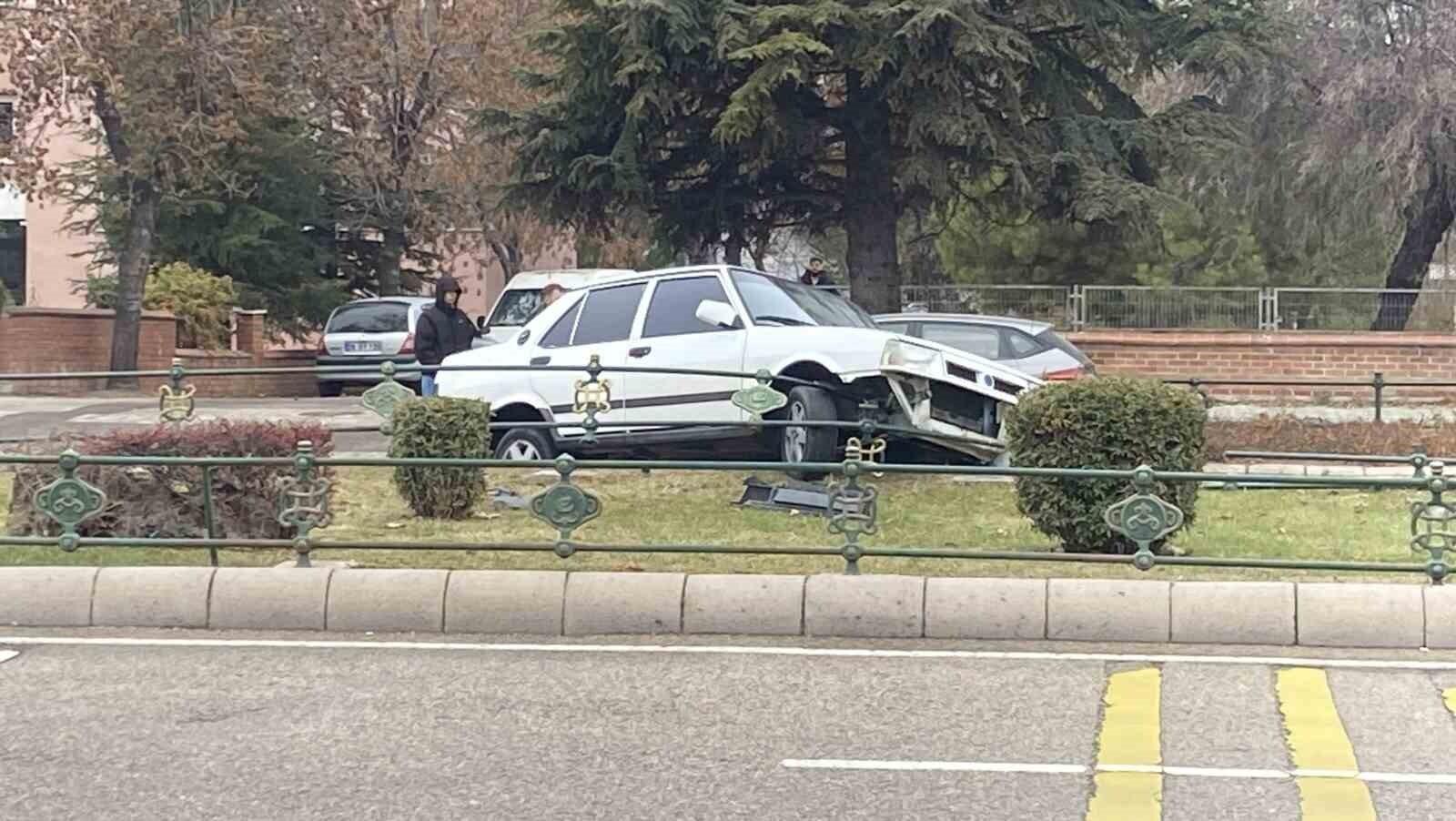 Eskişehir’de Fiat Tofaş Otomobil Büyükdere Mahallesi’nde 12.00 Sularında Bariyere Çarparak Refüje Çıkar