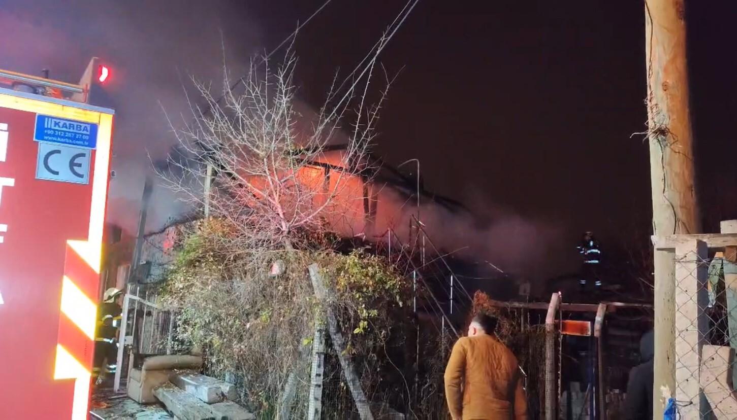 Eskişehir’de Sigortanın Kısa Devre Yapması Sonucu Çıkan Yangın Müstakil Ev Küle Döndürdü, Yaşlı Adam ve Eşi Ambulansta Tedavi Edildi