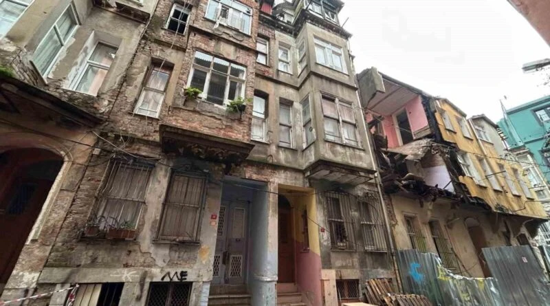 Balat'ta çöken binanın Athena Gökhan'ın kardeşi Hakan Özoğuz'un olduğu iddiası 1