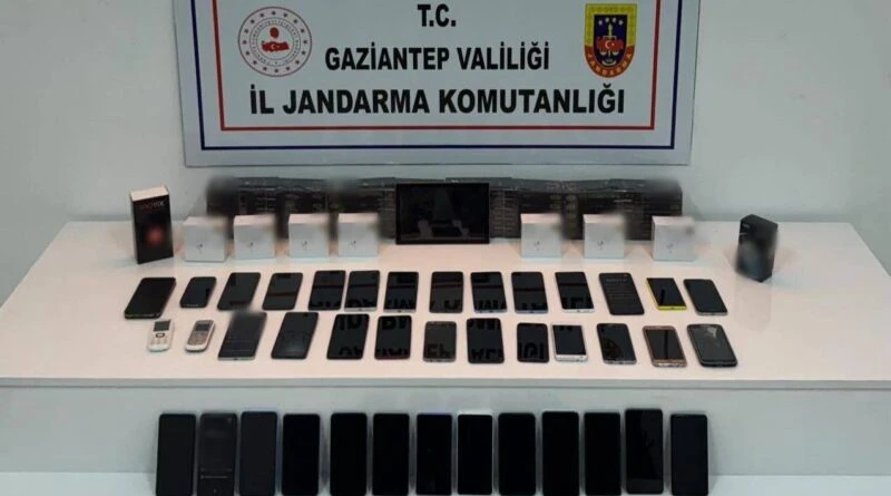 Gaziantep'te Jandarma 1.2 milyon TL değerinde kaçak cep telefonu ele geçirdi 1