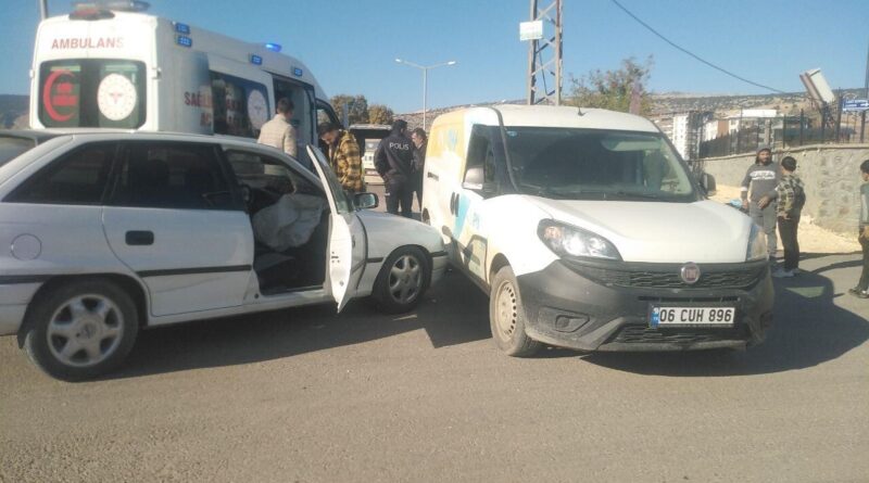 Gaziantep Yavuzeli Karayolunda İki Araç Çarpışması Sonucu Arslan Metehan Y. Yaralandı 1