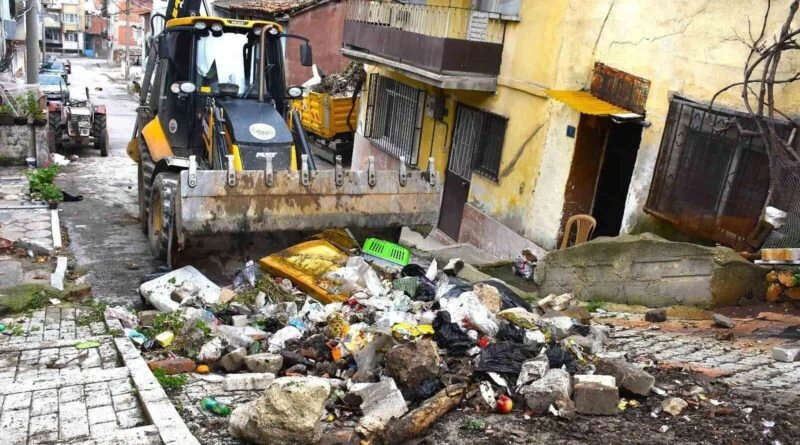 Gemlik Belediyesi Yenimahalle’de ayrıntılı temizlik seferberliği düzenledi 1