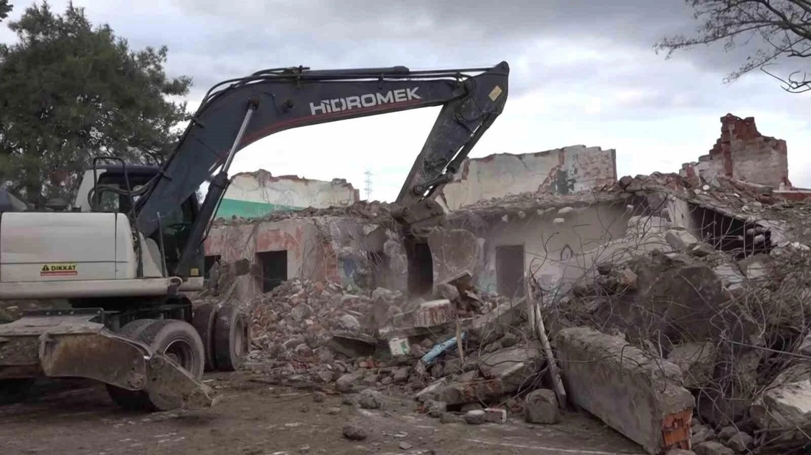 Gemlik’te Metruk Okul Binası Yıkıldı