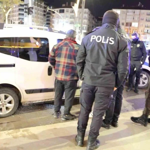 Genç sürücü arkadaşına destek olmak için alkollü araçla geldi-13