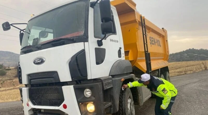 Gölbaşı İlçe Jandarma Ticari Yük Araçları için Kış Lastiği Denetimleri Gerçekleştirdi 3