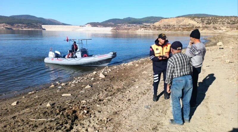 Gördes Baraj Gölü'nde Jandarma, 800 Metre Uzunluğunda Uzatma Ağı Tespit Etti 1