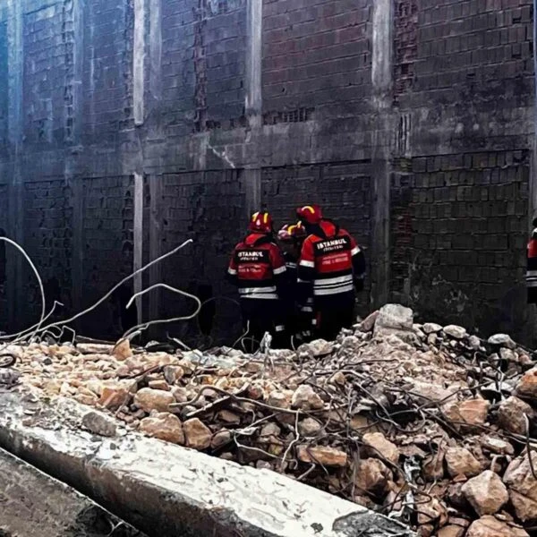 Güngören’de çöken binada enkaz altında kalan işçiyi arama kurtarma çalışmalarında 50’nci saat-resim