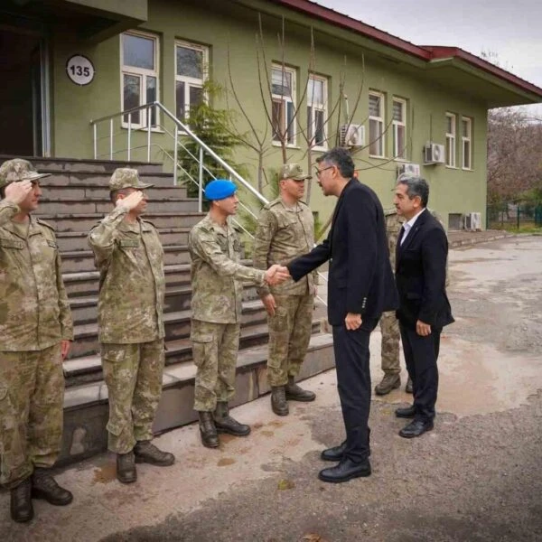 Hakkari ve Şırnak Valisi'nin 23. Piyade Tümeni Taktik Komuta Yeri ziyaretinde-1