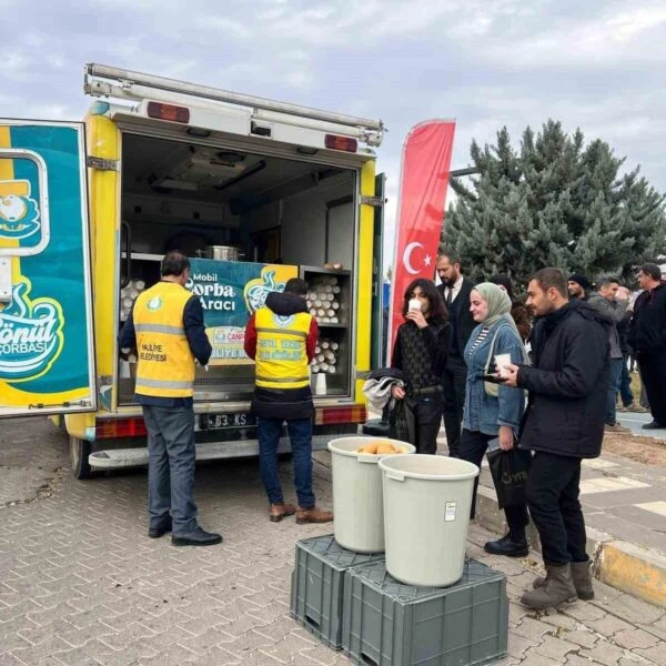 Haliliye Belediyesi personeli öğrencilere çorba ikram ediyor.-1