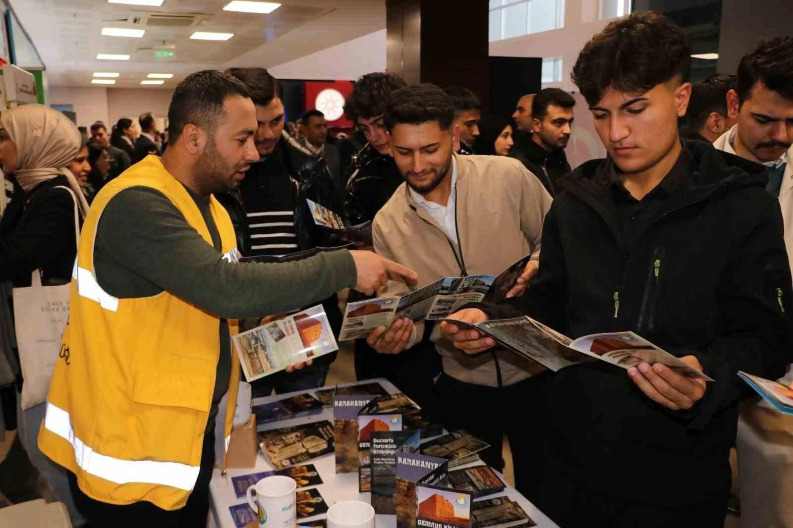 Haliliye Belediyesi, Şanlıurfa’da Güneydoğu Kariyer Fuarı’nda Sıcak Çorba ve Kültürel Broşür İkramı Yaptı