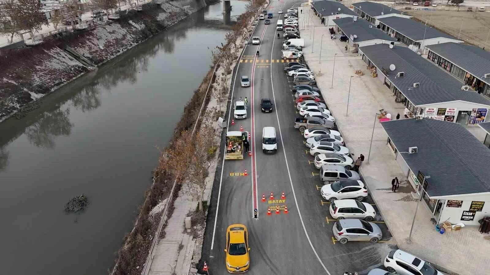 Hatay Büyükşehir Belediyesi, Antakya’da İzzet Güçlü Caddesi’nde Asfaltlama Çalışmalarını Tamamladı