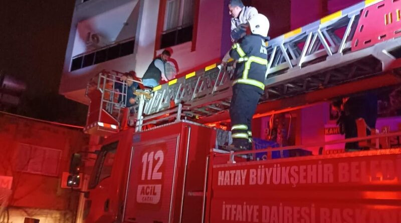 Hatay Dörtyol'da Yangında 6 Kişi Kurtarıldı 1