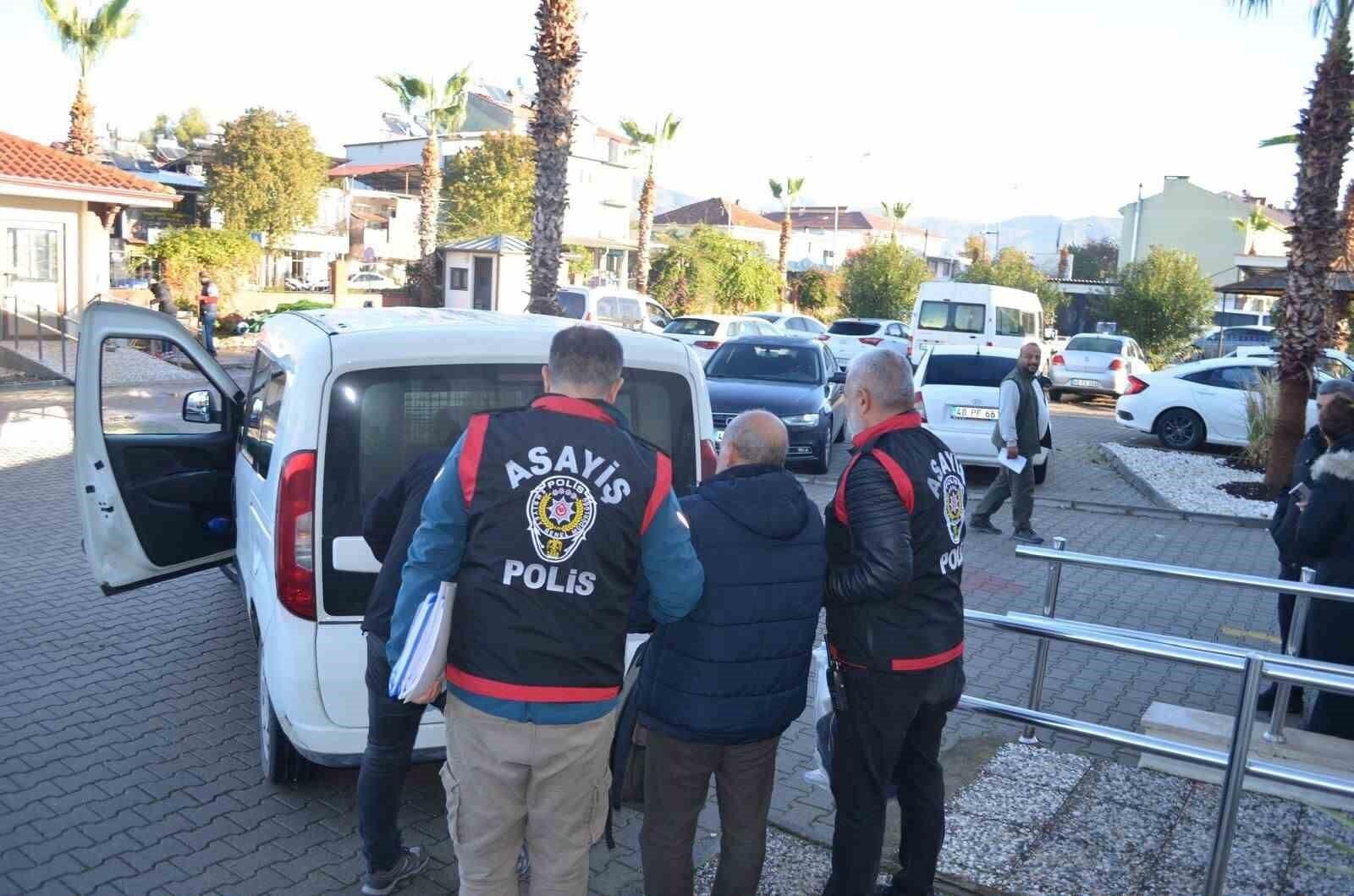 İ.A., Muğla’daki 10 Marketten Sigara ve Kasa Hırsızlığı Yaptıktan Sonra Fethiye’de Polis Tarı Tutuklandı