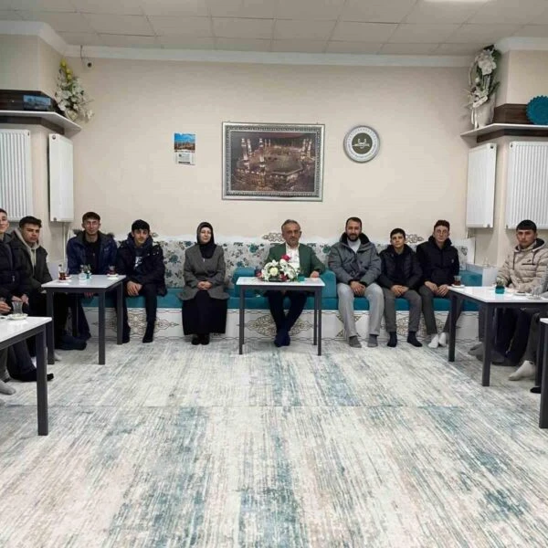 İmam Hatip Lisesi öğrencileri cami cemaatiyle birlikte namaz kılıyor.-2