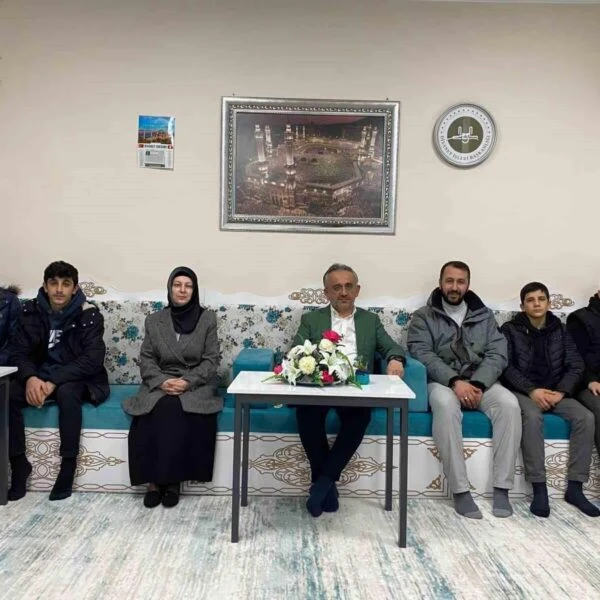 İmam Hatip Lisesi öğrencileri cami cemaatiyle birlikte namaz kılıyor.-4