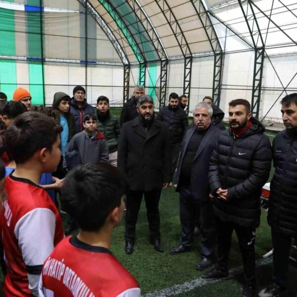 İmam Hatip Ortaokulu futbolcularının kupa töreninde ödül alması-1