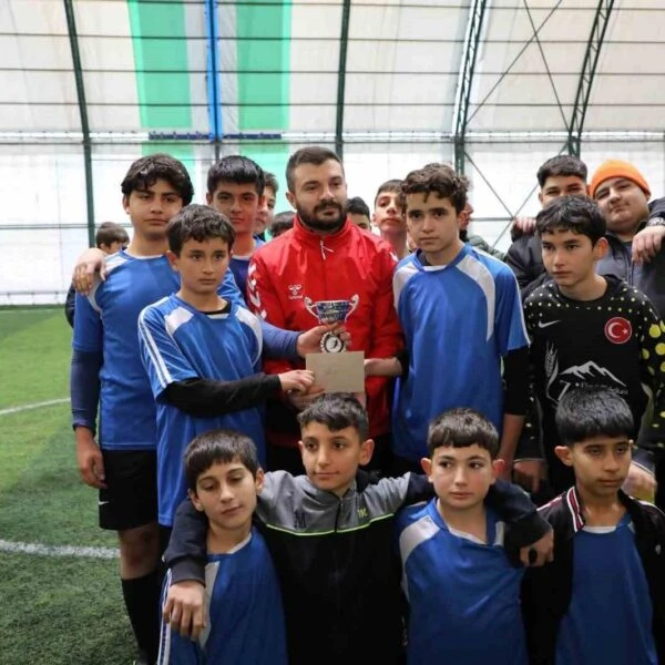 İmam Hatip Ortaokulu futbolcularının kupa töreninde ödül alması-4