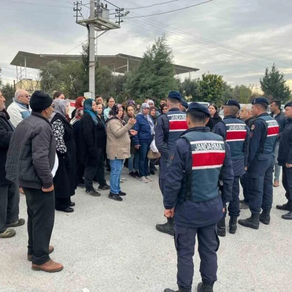 İncirliova'da işçiler maaşları için protesto ediyorlar.-1