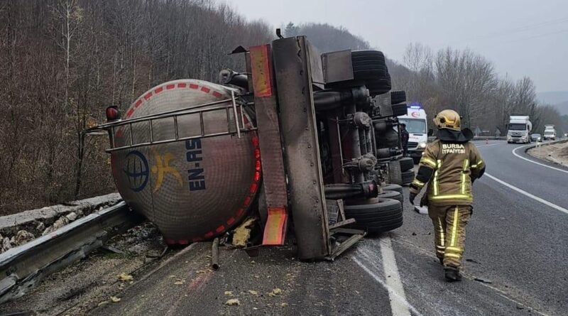 İnegöl'de Asit Taşıyan Tanker Devrilerek Sürücü Hayatını Kaybetti 10