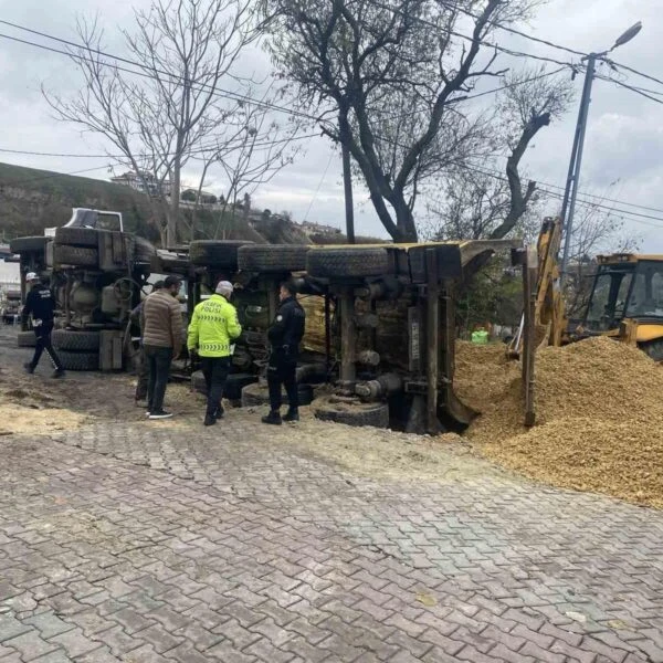 İSKİ'nin alt yapı çalışmaları sırasında yaşanan kazaya müdahale eden sağlık ekipleri