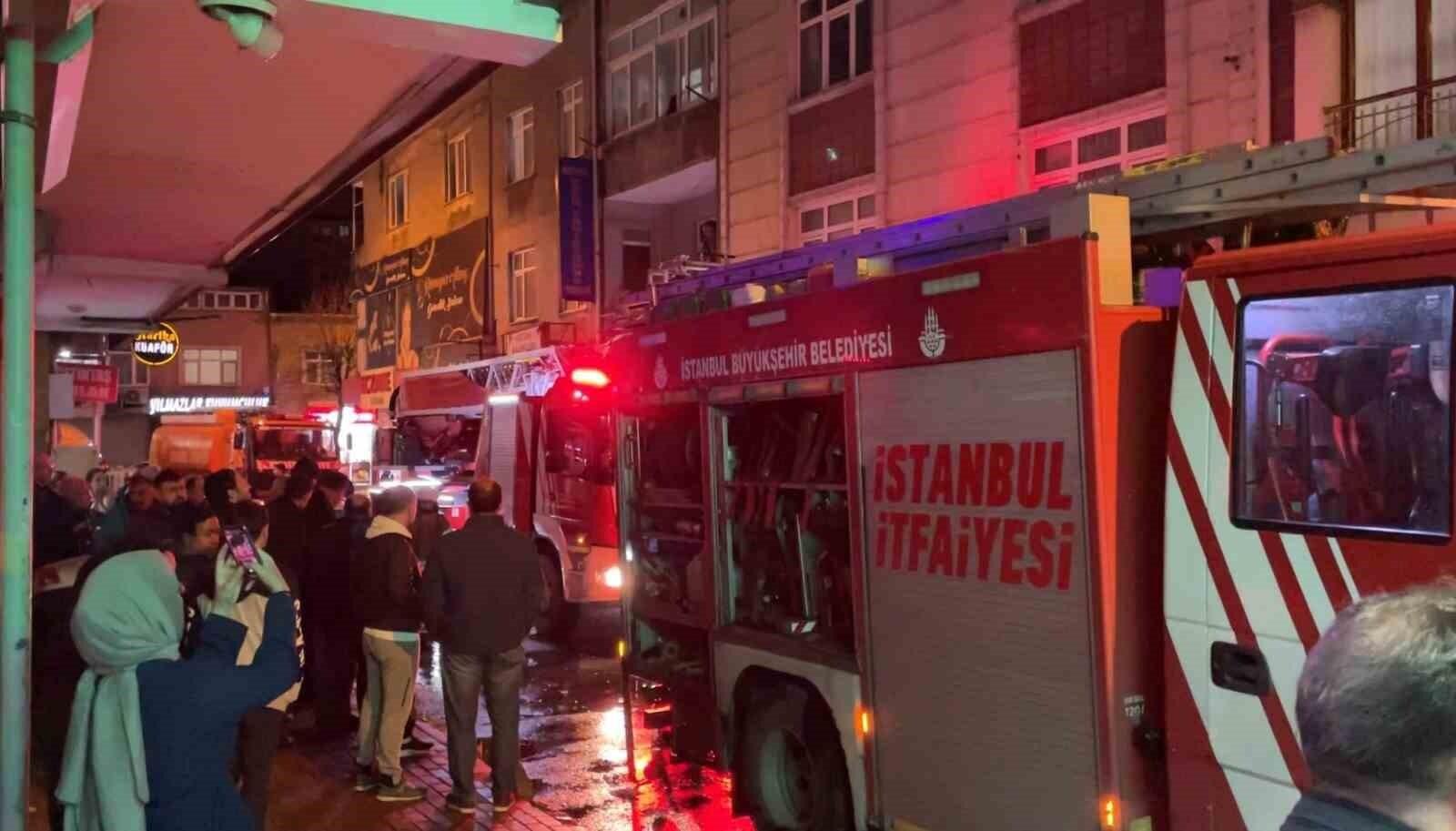 İstanbul Bağcılar’da Gözlük Malzemesi İmalathanesinde Yangın Çatı Katını Sararak Söndürüldü