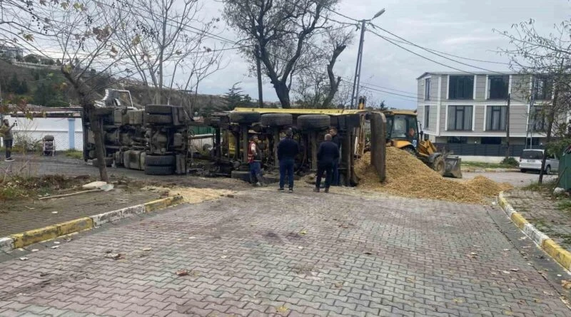 İstanbul Beylikdüzü'nde İSKİ Çalışmaları Sonuçta Hafriyat Kamyonu Devrildi 1