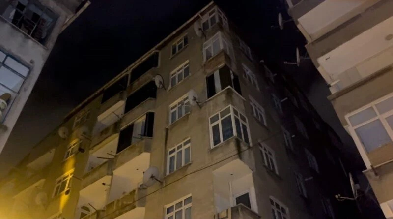 İstanbul Esenler'te 6 Katlı Apartman Kolonlarında Çatlak Oluştu, Bina Tedbir Purçu Boşaltıldı 1