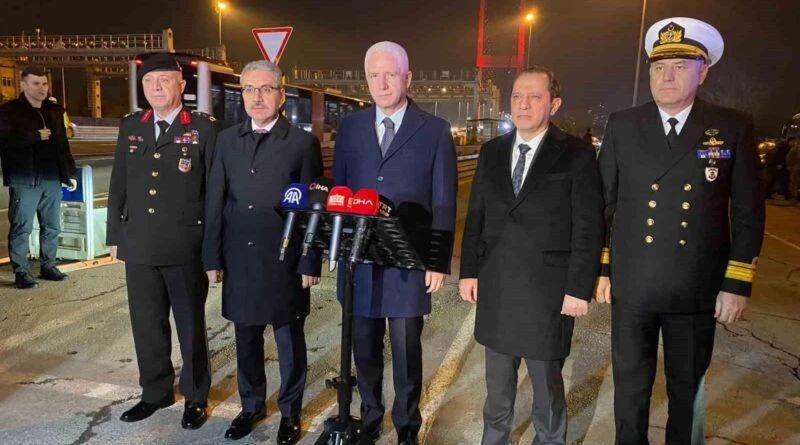 İstanbul Valisi Davut Gül, Şehitler Köprüsünde Polis Ekiplerini Ziyaret Ederek Yeni Yılları Kutladı 1