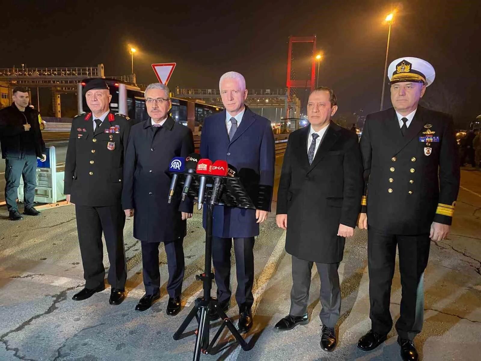 İstanbul Valisi Davut Gül, Şehitler Köprüsünde Polis Ekiplerini Ziyaret Ederek Yeni Yılları Kutladı