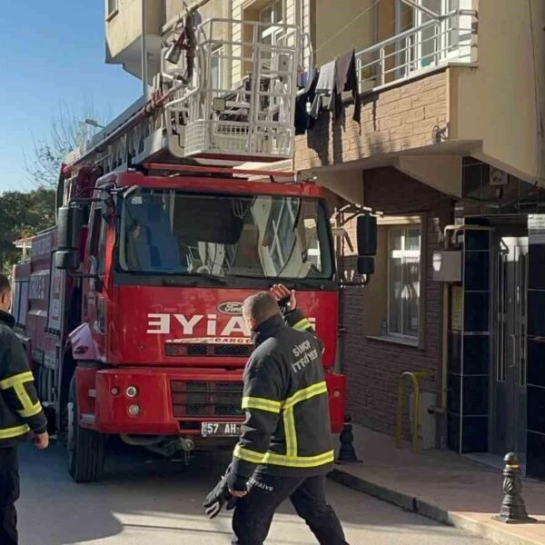 İtfaiye ekipleri beton parçasını söküyor-2