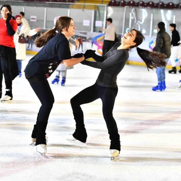 İzmir Büyükşehir Belediyesi'nin Buz Sporları Salonu'nda halk seansları-1