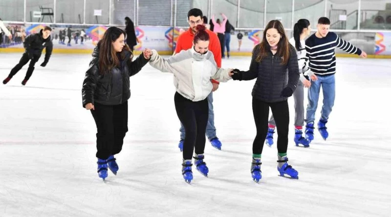 İzmir'de Buz Sporları Salonu'nda Ücretler Düşürülüyor, Vatandaşlar Sevinç İçinde 1