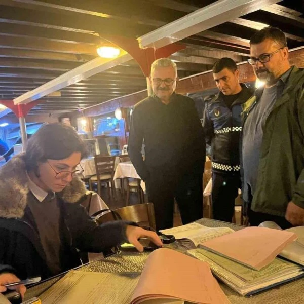 İzmit Marina'da bulunan bir restoranın hijyen şartları kontrol ediliyor.-2