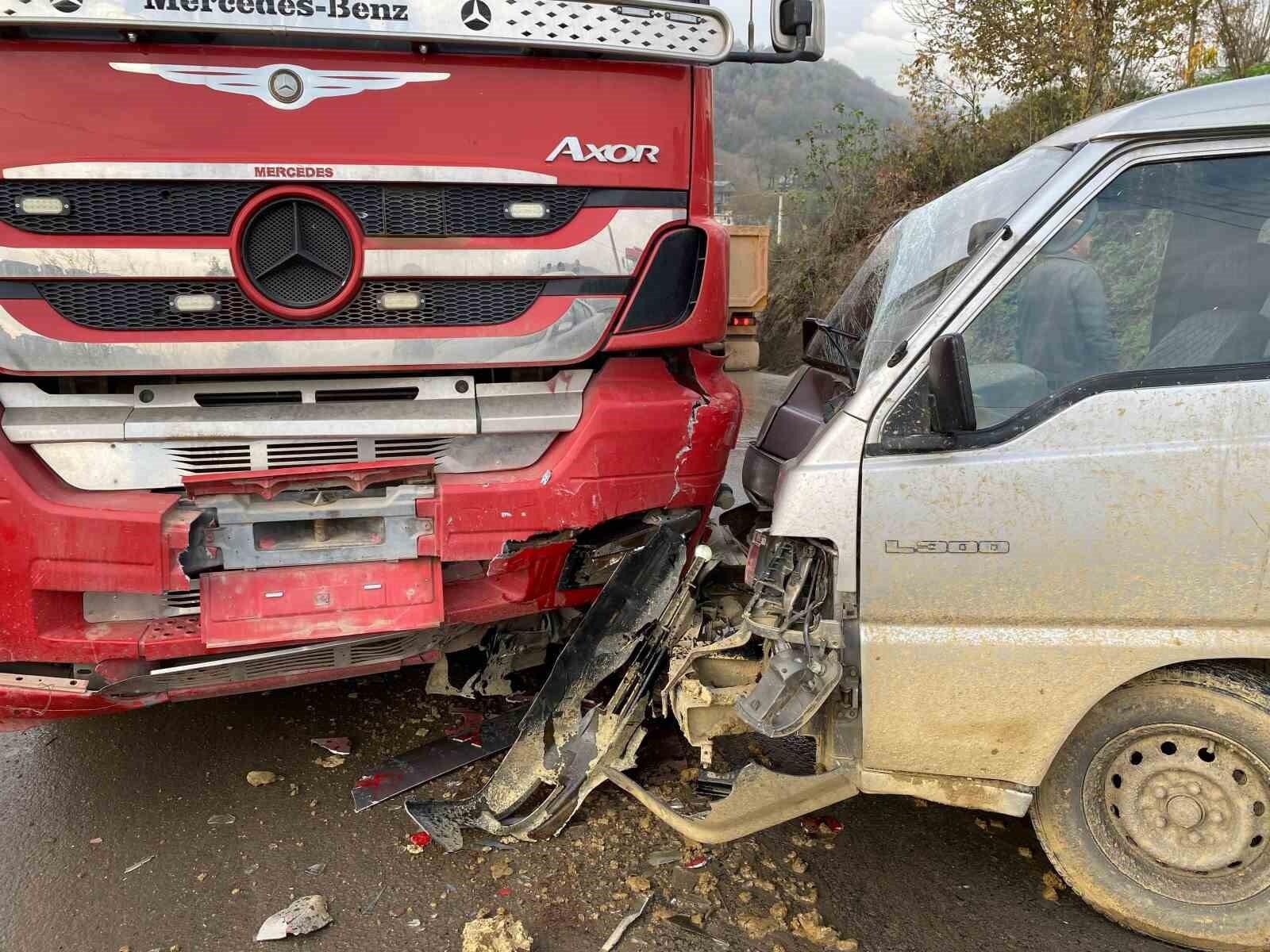 İzmit’te minibüsle tır çarpıştı