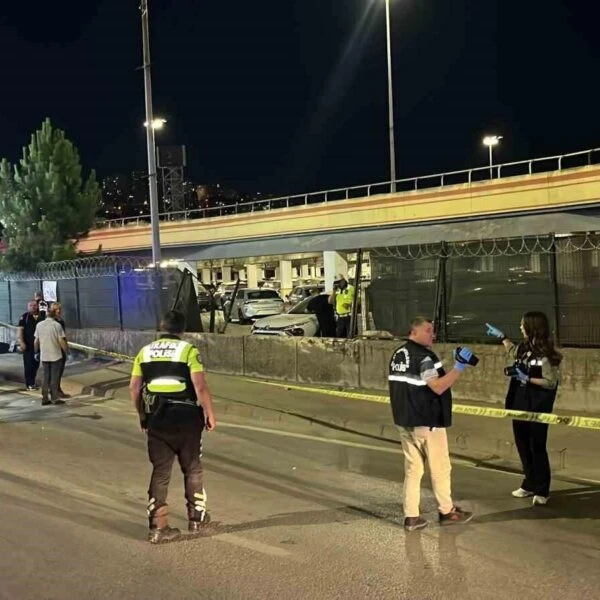 İzmit'te trafik kazasında hayatını kaybeden gençlerin annesi mahkemede sinir krizi geçirdi-1