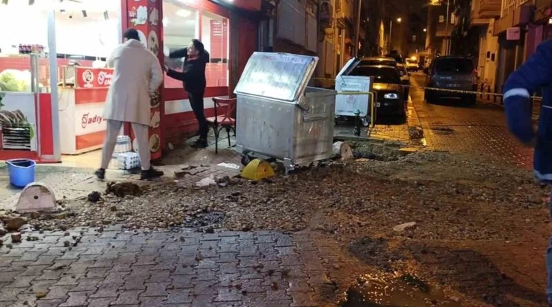 Kadıköy'de Kanalizasyon Patlaması: Vatandaşlar İSKİ'nin Geç Gelmesine Tepki Gösterdi 1