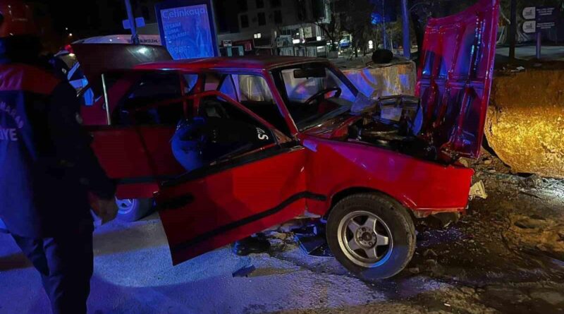 Kahramanmaraş Dulkadiroğlu İlçesi'nde Meydana Gelen Trafik Kazasında Sürücü U.K. ve Yolcu L.Ç. Ağrılı Yaralandı 1