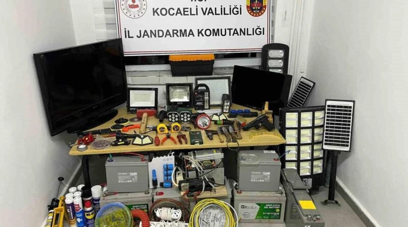 Kandıra Mahallelerinde Eşya Çalan 5 Şahsı Jandarma Yakaladı 1