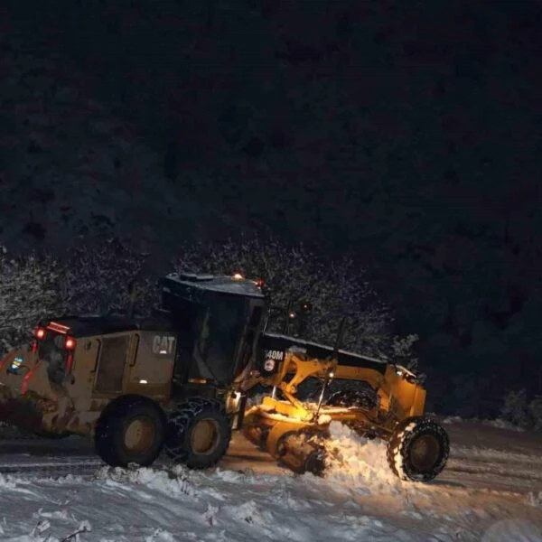 Kar yağışı sonrası köy yollarında çalışmalar-1