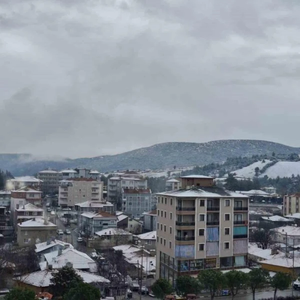 Kar yağışından sonra beyaz bir manzara ile kaplı Kale ilçesi-1